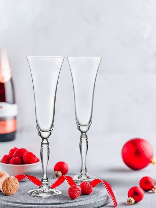 Hai ly Champagne Bohemia Crystal Victoria trên bàn tiệc