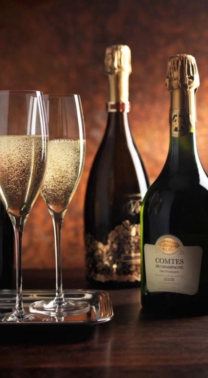 Ly Champagne dáng flute dùng với vang sủi trên bàn tiệc