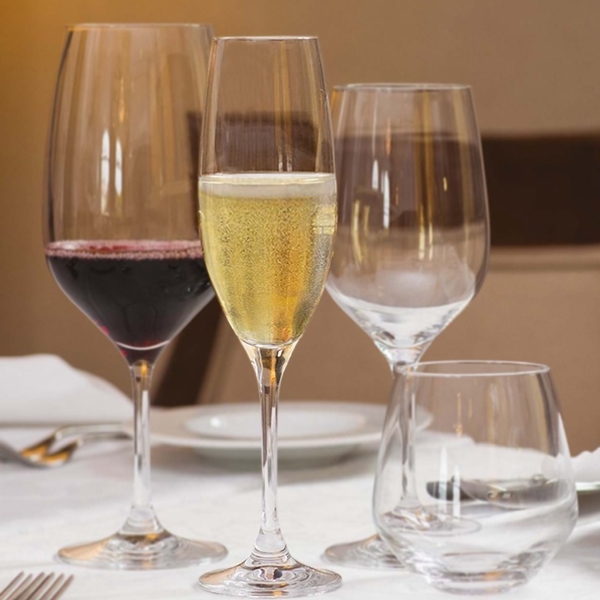 Ly Champagne RONA Edition dùng trên bàn tiệc