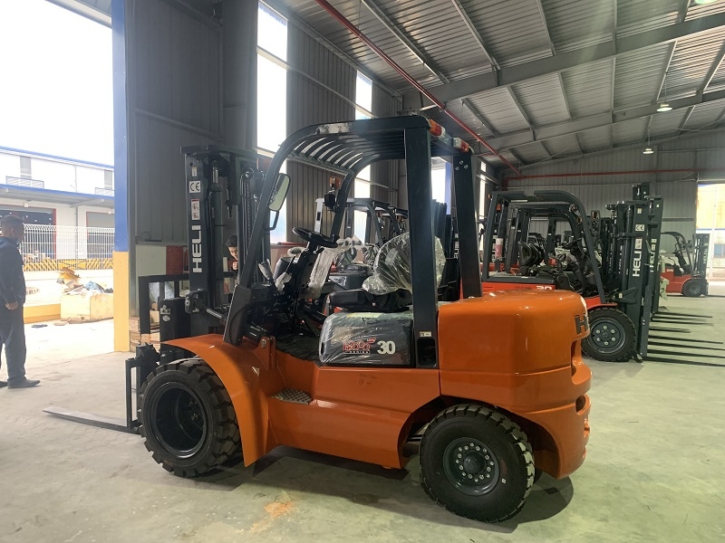 Xe nâng hàng Heli 3 tấn lốp kép, càng gật gù 90 độ