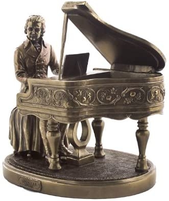 Bức tượng nhà soạn nhạc tài ba Mozart cùng Piano