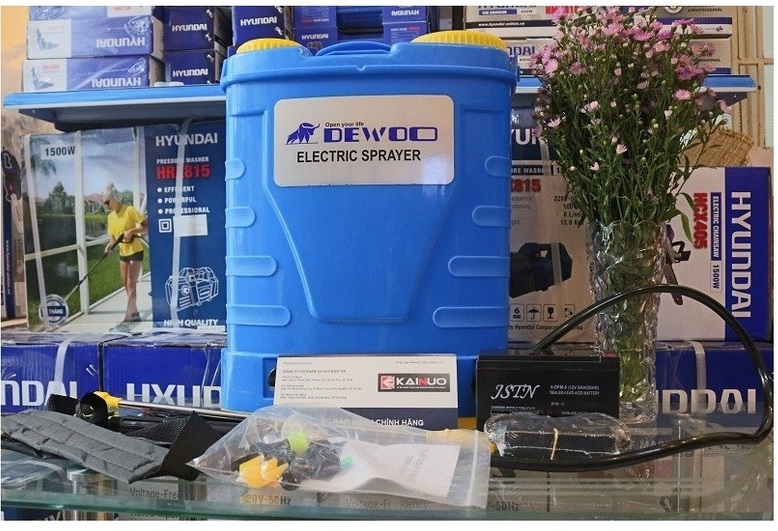 MÁY PHUN THUỐC TRỪ SÂU - BÌNH PHUN THUỐC CHẠY ĐIỆN 20 LÍT DEWOO DW-20C ( HÀNG CHÍNH HÃNG)