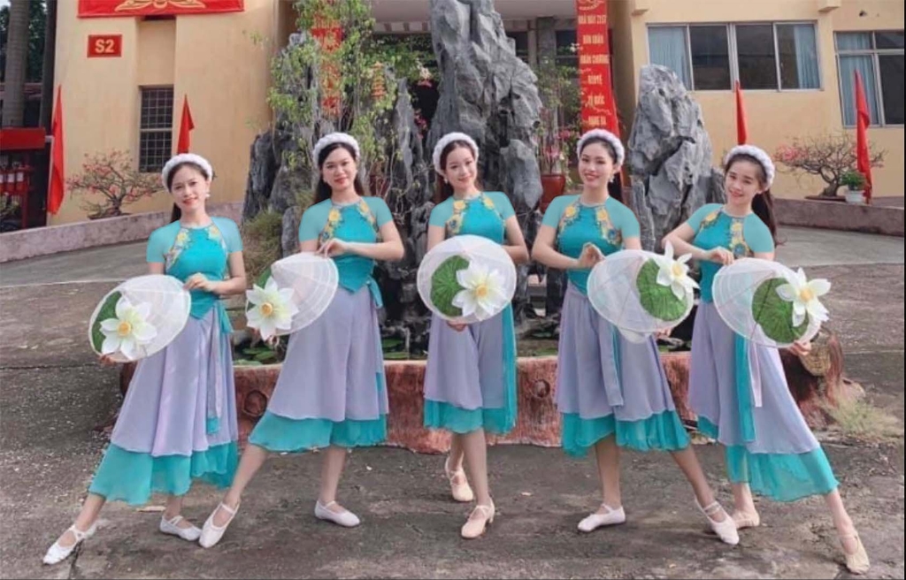 Váy múa dân gian cho bé... - Trang Phục Biểu Diễn Đặng Thu Hà | Facebook