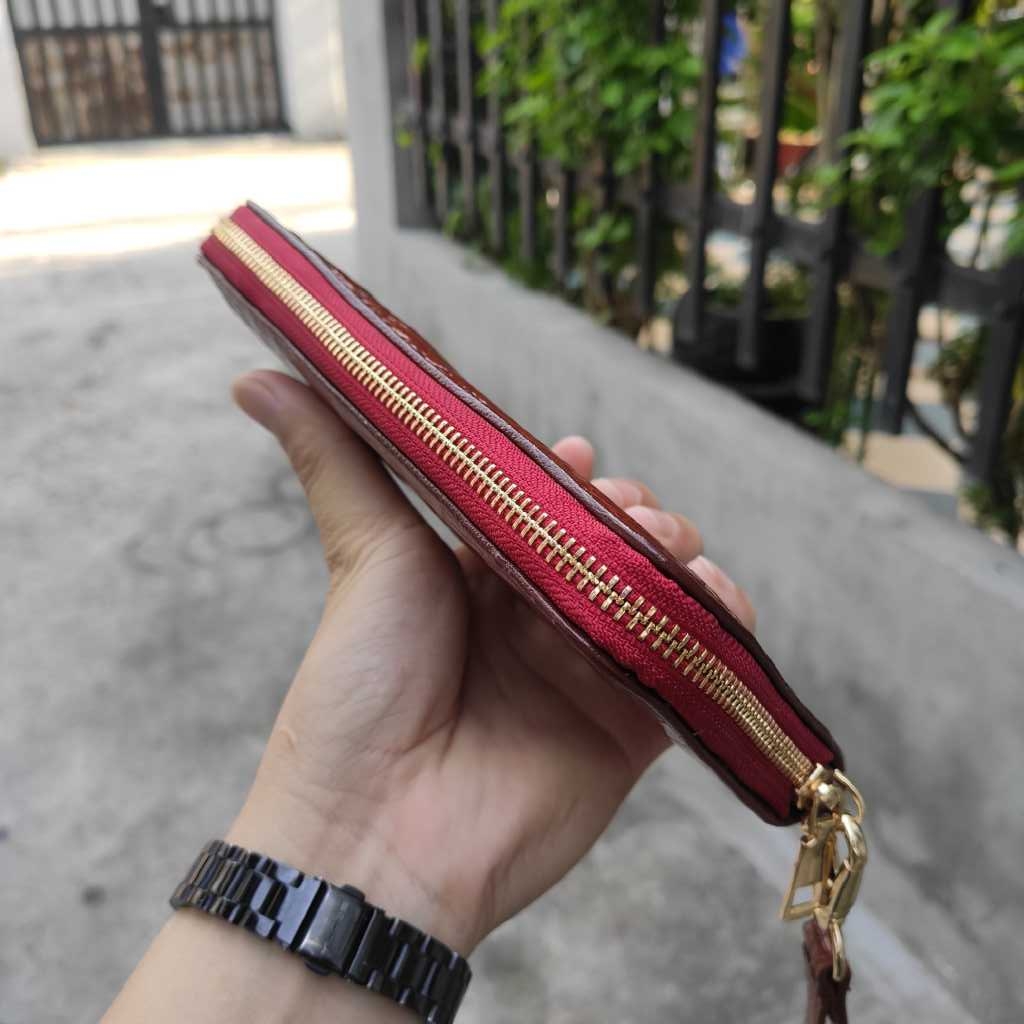 Ví dài 1 khóa gọn nhẹ dễ sử dụng. Da bụng cá sấu trơn!