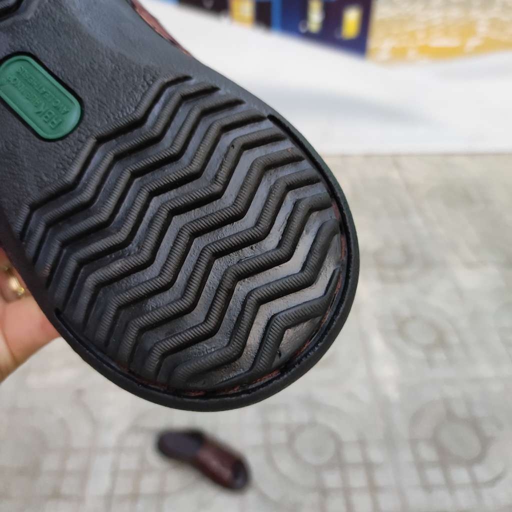 Dép quai ngang Vây đuôi cá sấu đẹp mà rất lịch sự!