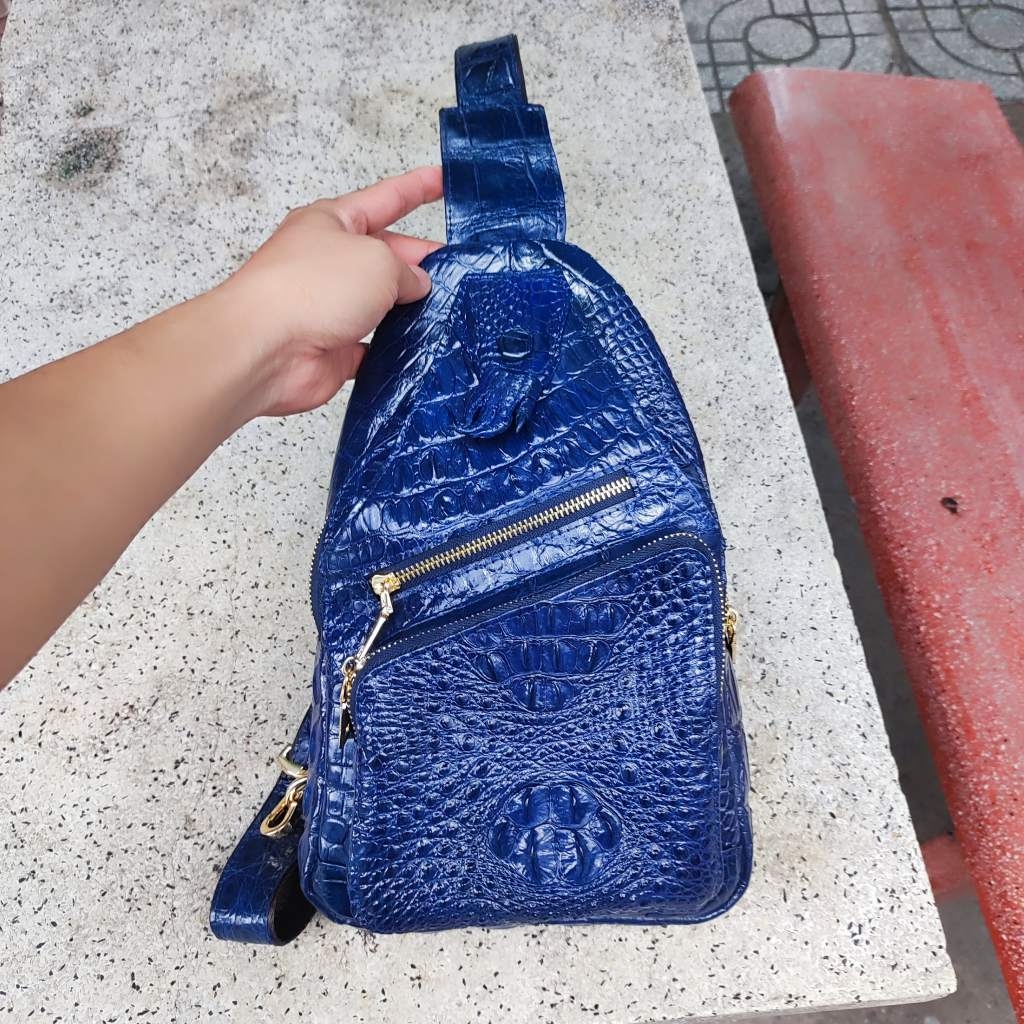 Túi đeo chéo Nam cá tính. Da cá sấu xanh Navy đẹp nổi bật!