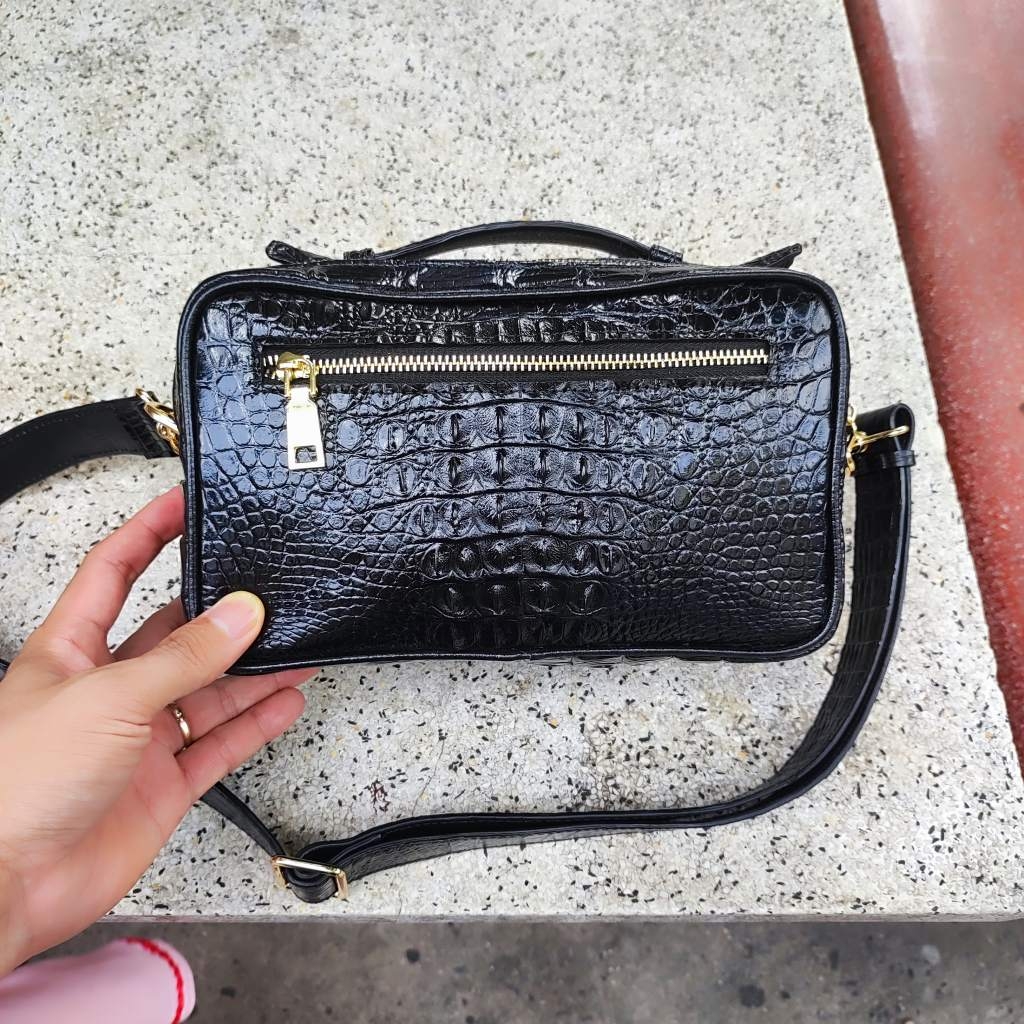 Clutch xách tay nhỏ gọn có dây đeo. Khóa VÂN TAY và miễn phí KHẮC TÊN chính chủ!