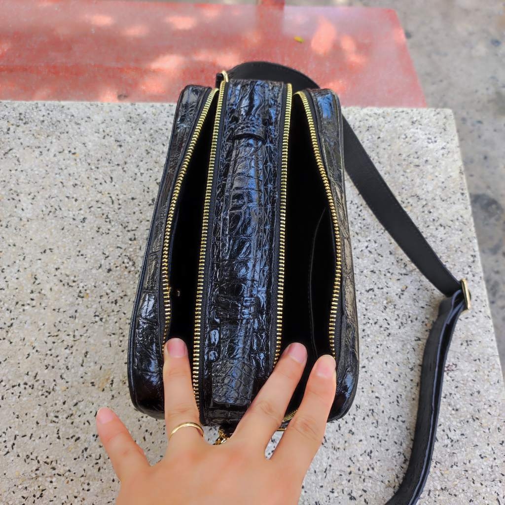 Clutch xách tay nhỏ gọn có dây đeo. Khóa VÂN TAY và miễn phí KHẮC TÊN chính chủ!