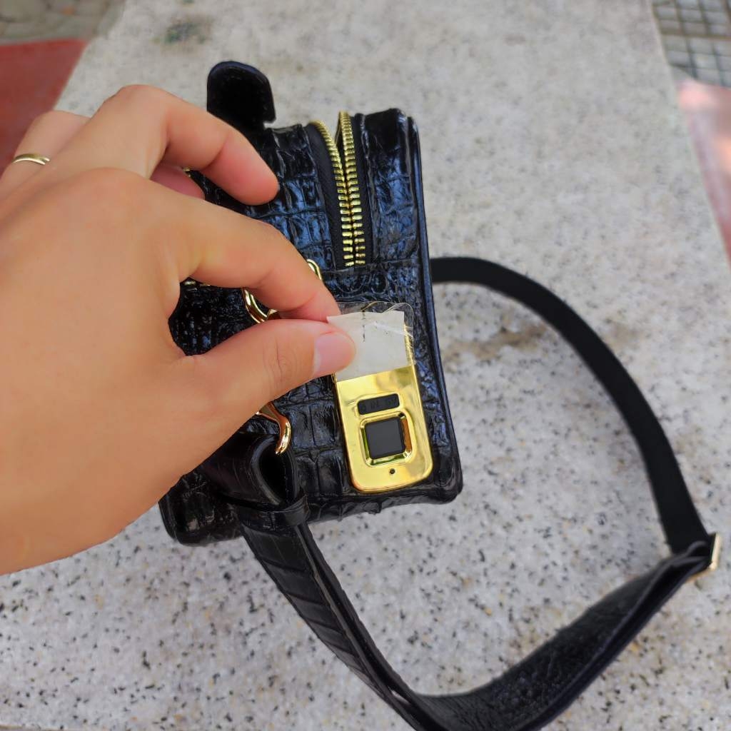 Clutch xách tay nhỏ gọn có dây đeo. Khóa VÂN TAY và miễn phí KHẮC TÊN chính chủ!
