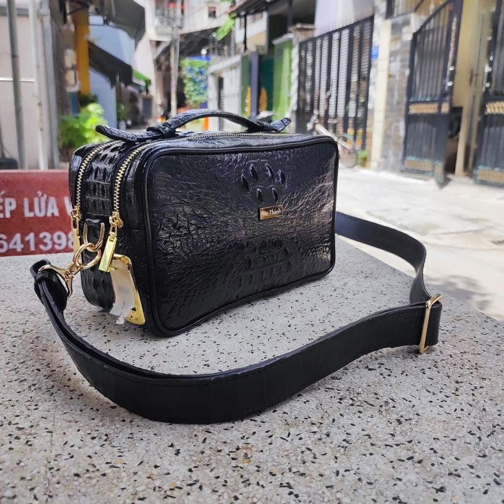 Clutch xách tay nhỏ gọn có dây đeo. Khóa VÂN TAY và miễn phí KHẮC TÊN chính chủ!