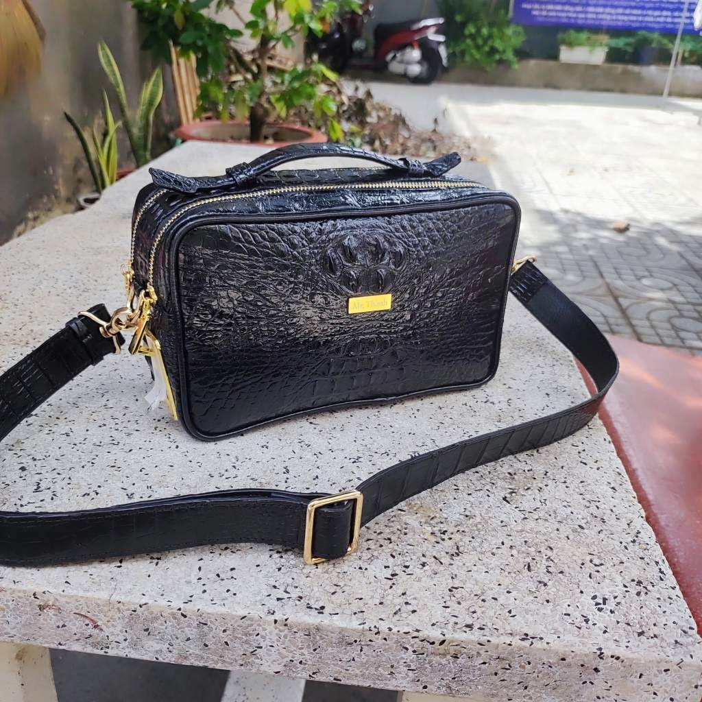 Clutch xách tay nhỏ gọn có dây đeo. Khóa VÂN TAY và miễn phí KHẮC TÊN chính chủ!