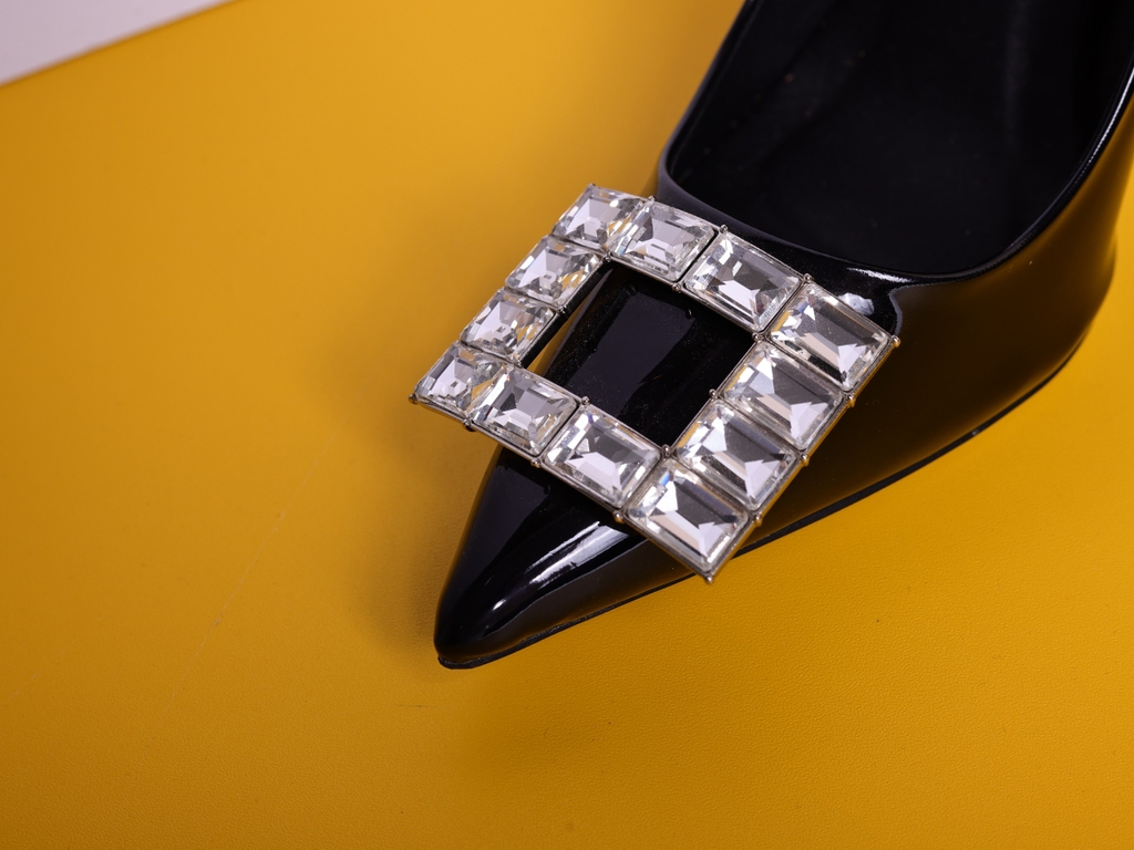 Pump gót tròn Pu khoá vuông 11 đen bóng