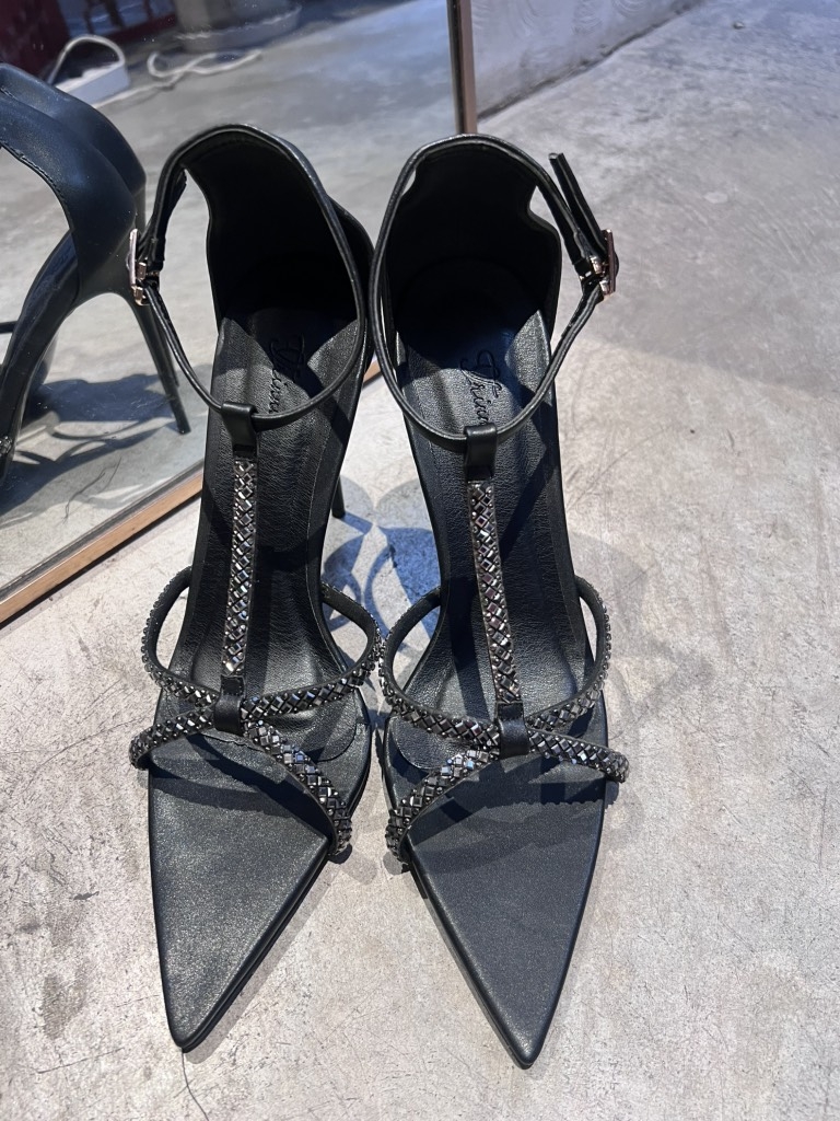 Sandal mũi nhọn đá