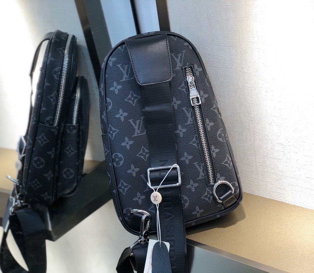 Louis Vuitton men&#39;s chest bag classic style (루이뷔통 남자 체스트백) - DAVINCI4EVER