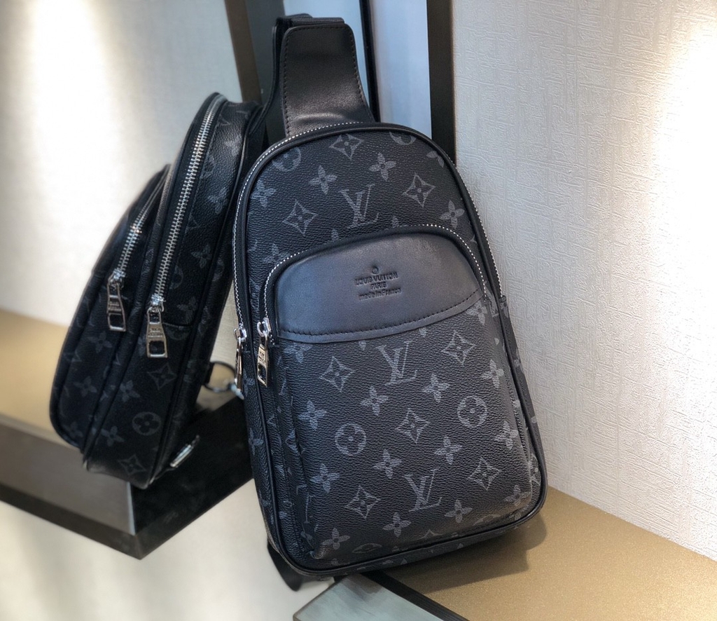 Louis Vuitton men&#39;s chest bag classic style (루이뷔통 남자 체스트백) - DAVINCI4EVER