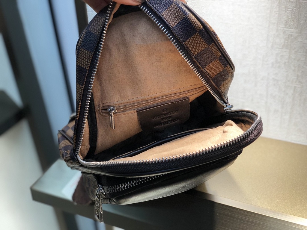 Louis Vuitton men&#39;s chest bag classic 2 colors (루이뷔통 남자 체스트백) - DAVINCI4EVER