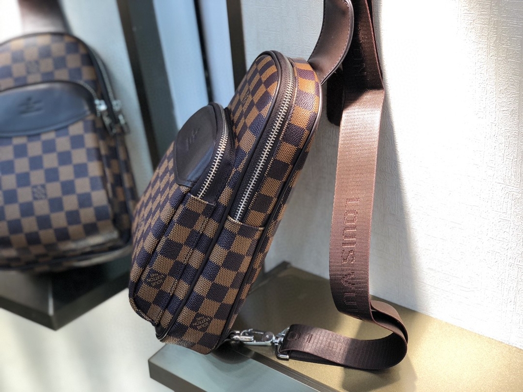 Louis Vuitton men&#39;s chest bag classic 2 colors (루이뷔통 남자 체스트백) - DAVINCI4EVER