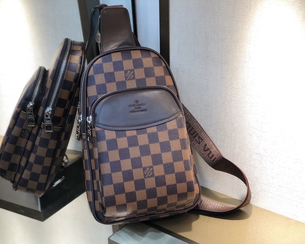 Louis Vuitton men&#39;s chest bag classic 2 colors (루이뷔통 남자 체스트백) - DAVINCI4EVER