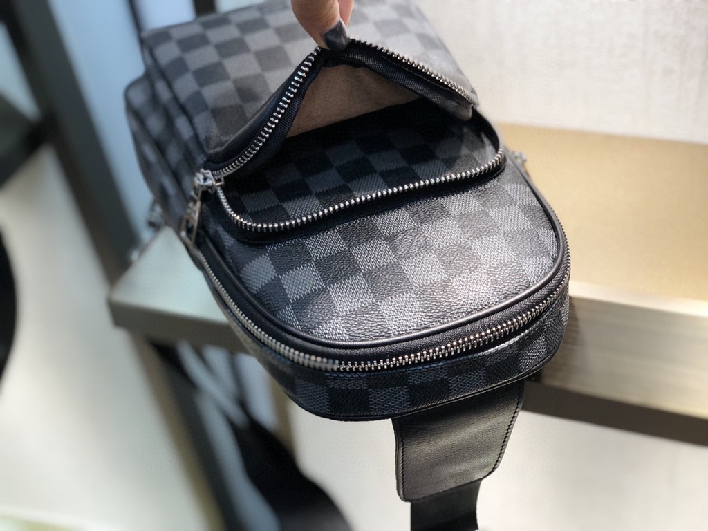 Louis Vuitton men&#39;s chest bag classic 2 colors (루이뷔통 남자 체스트백) - DAVINCI4EVER