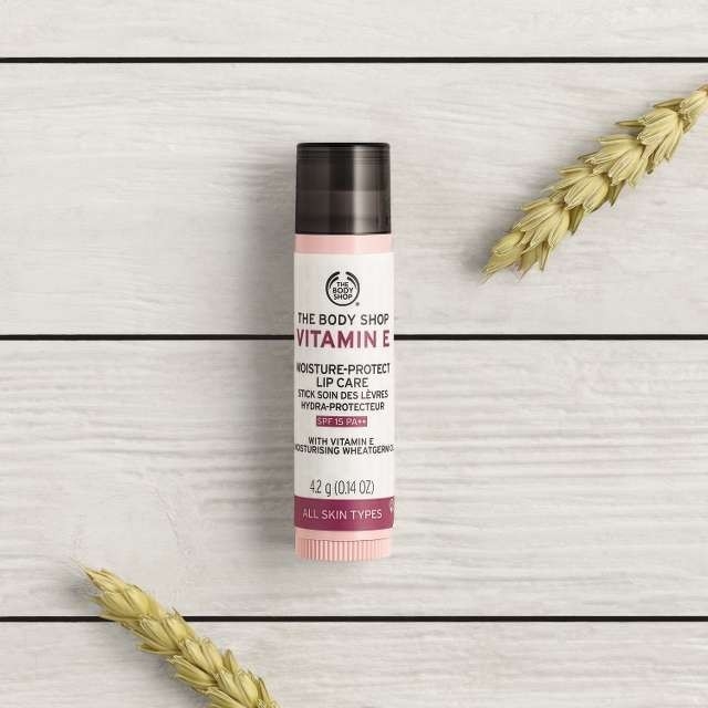Son dưỡng môi The Body Shop Vitamin E Lip Care Stick SPF 15 NAM ANH