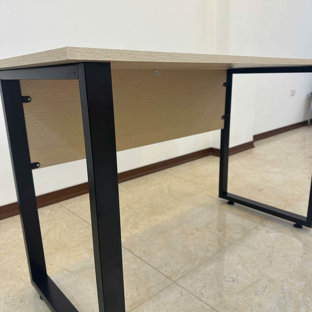 Chi tiết chân sắt của bàn làm việc chữ U