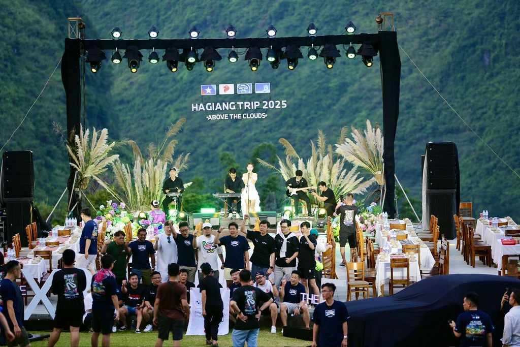 Ha Giang Trip 2025 – Hành Trình Trên Mây Cùng BMW Car Club Vietnam Tại H'mong Village Hà Giang