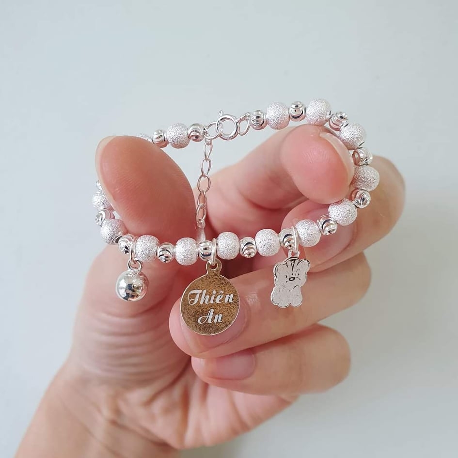 Lắc tay bi cát treo thẻ tên và con giáp cho bé