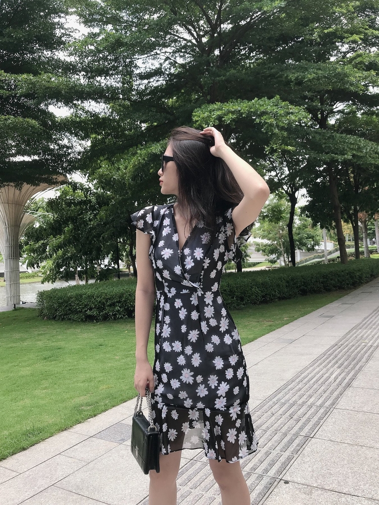 Đầm LOREN hoa cúc xòe đen C1138