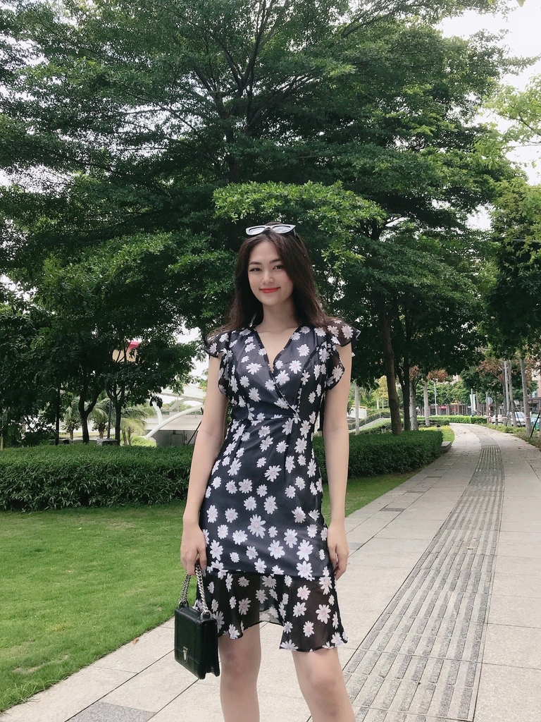Đầm LOREN hoa cúc xòe đen C1138
