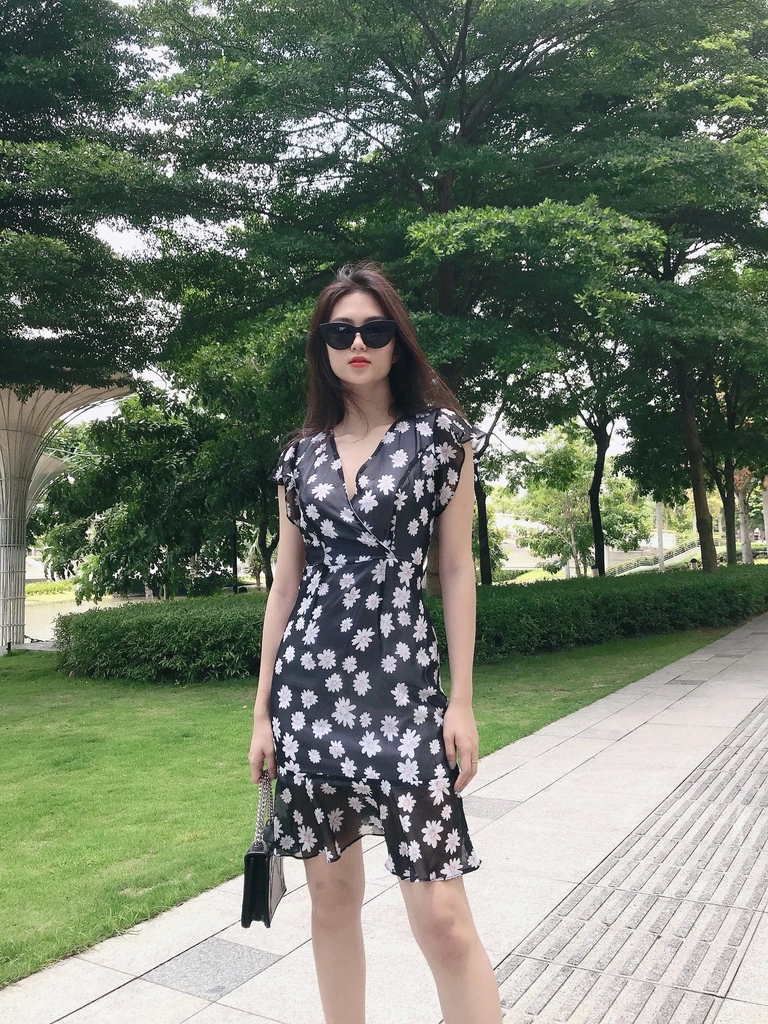 Đầm LOREN hoa cúc xòe đen C1138