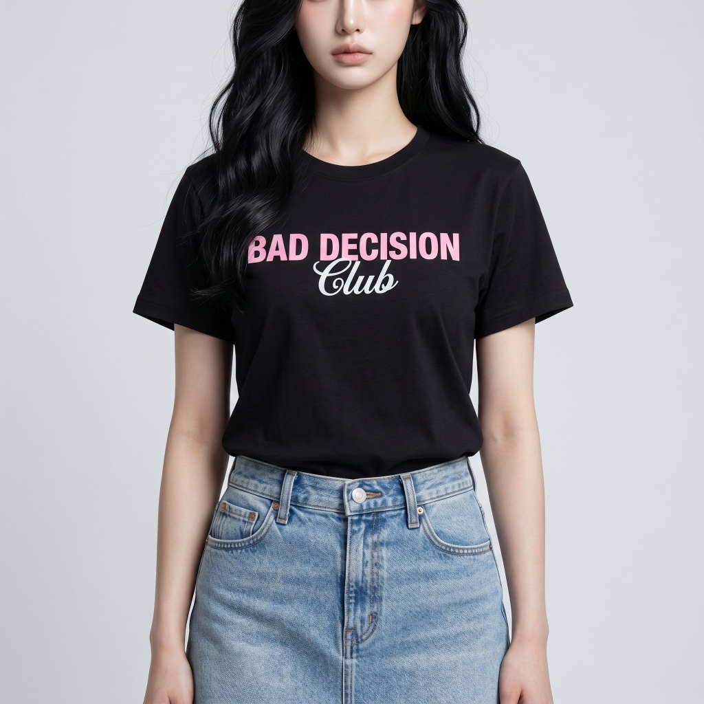 Áo thun nữ LOREN in chữ Bad Decision đen A2773