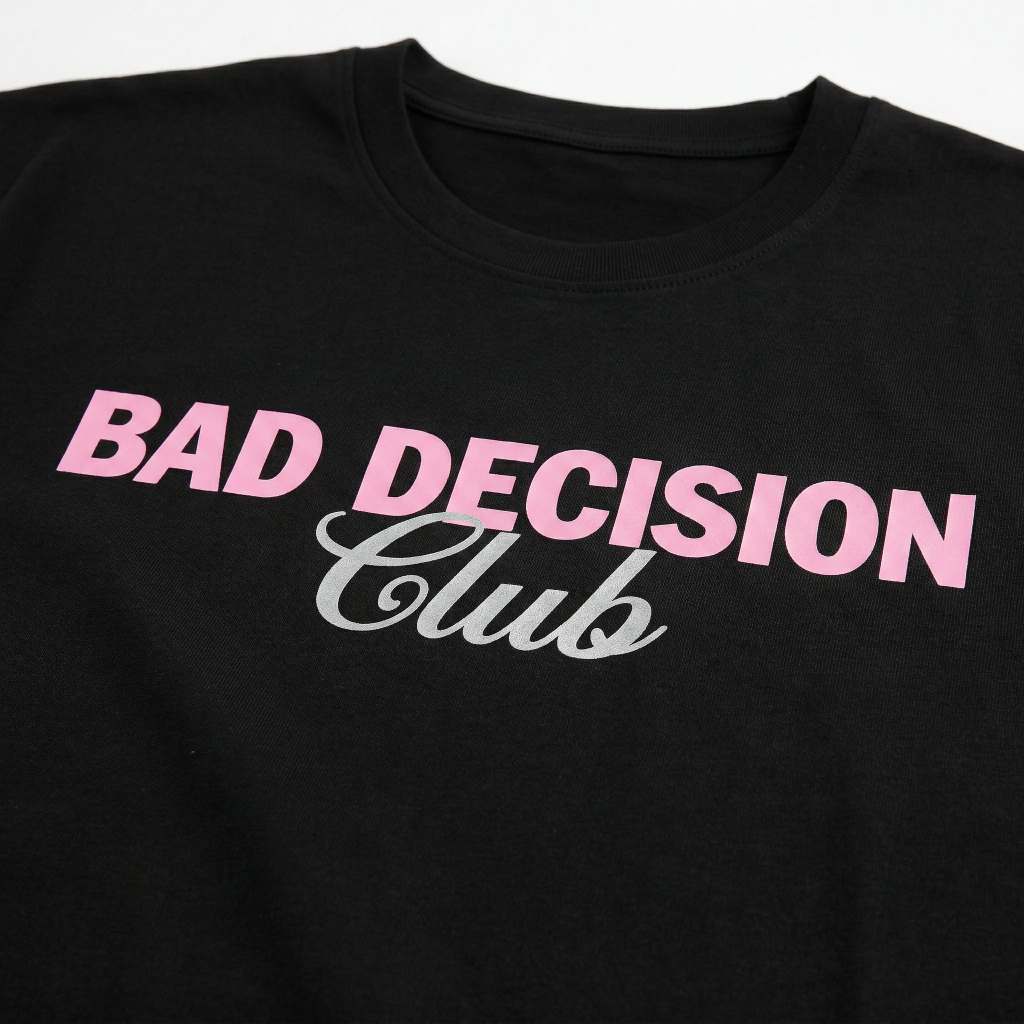Áo thun nữ LOREN in chữ Bad Decision đen A2773