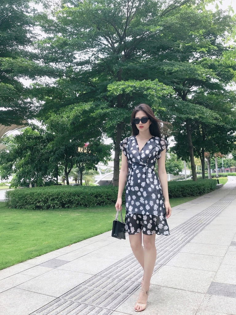 Đầm LOREN hoa cúc xòe đen C1138