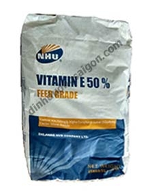 Vitamin E acetate > 50%  Sử dụng: Dùng làm premix hay bổ sung vào thức ăn chăn nuôi  Công dụng: Chất làm tăng cường chuyển hóa vật chất của mô bào, chất chống oxy hóa, duy trì chức năng sinh sản, tăng cường hệ miễn dịch cho vật nuôi