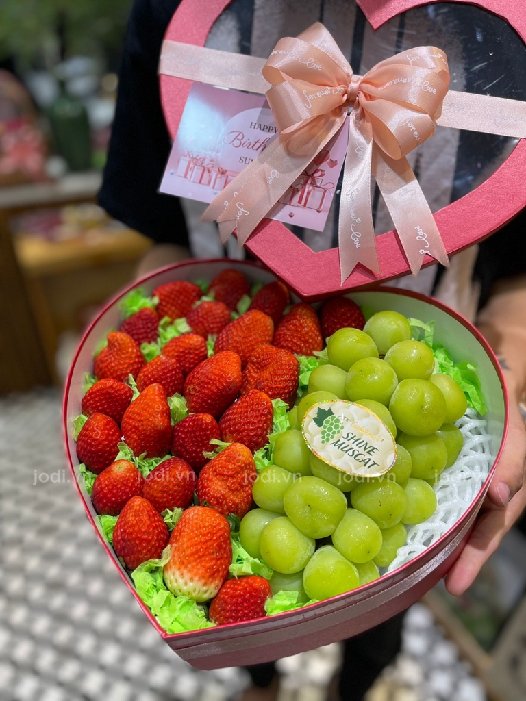 Hộp Quà Trái Cây Hình Tim Dâu Và Nho Mẫu Đơn HTI11 | Trái cây Jodi