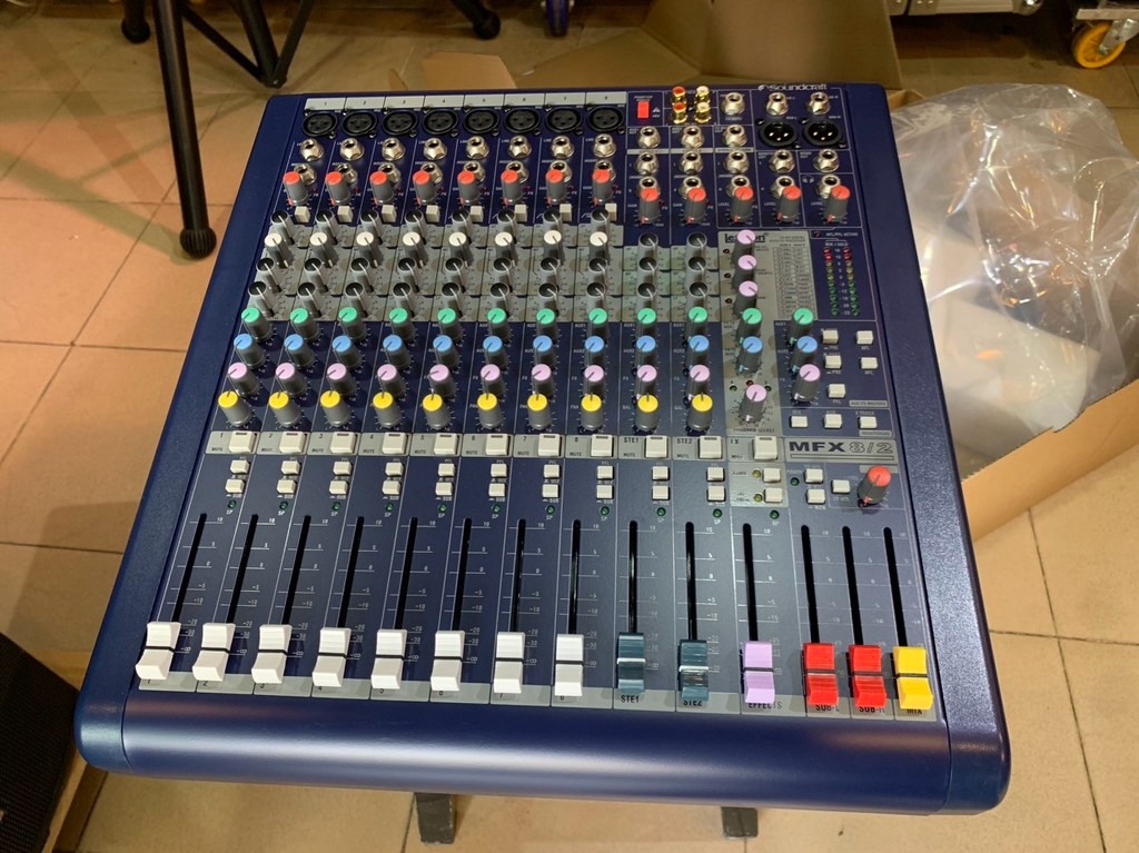 Cho thuê mixer soundcraft 8-12 line