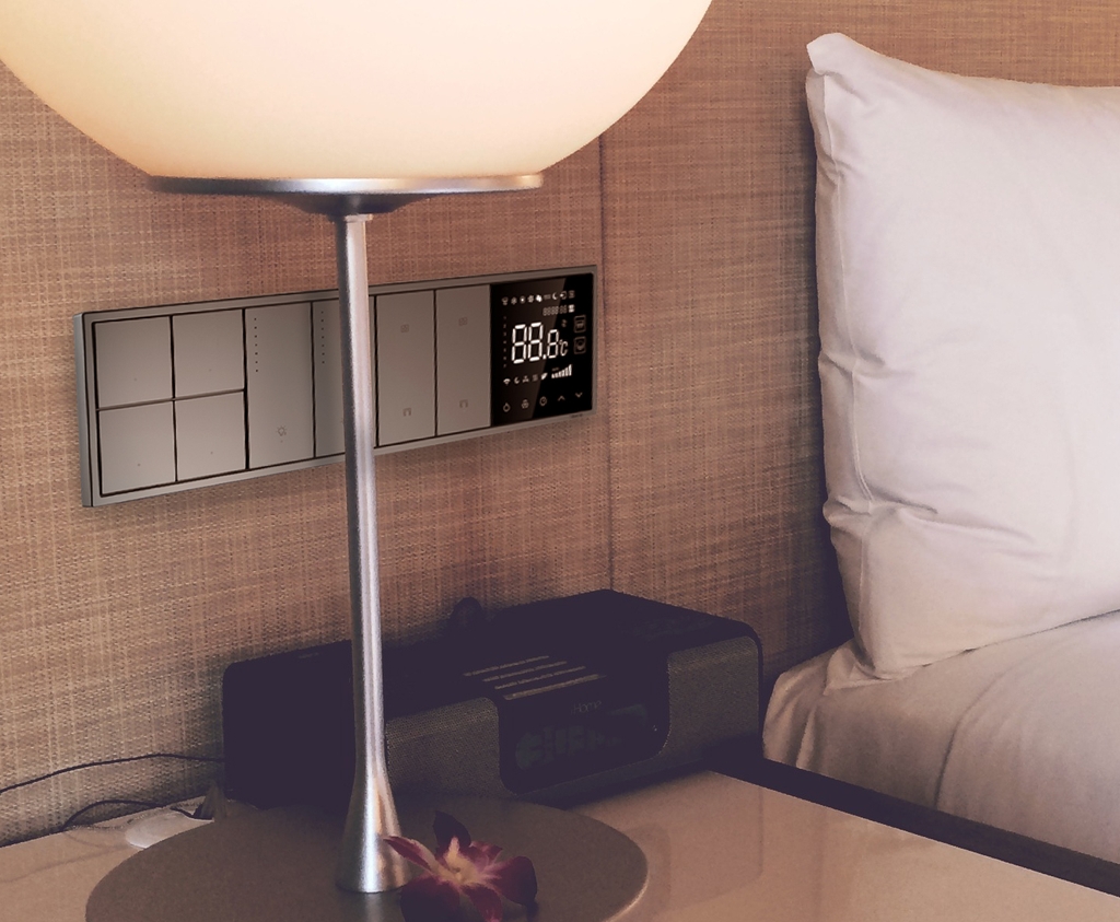 Bảng-Điều-Khiển-Gắn-Tường-Bedside-Phòng-ngủ-vip-Simon-Smart