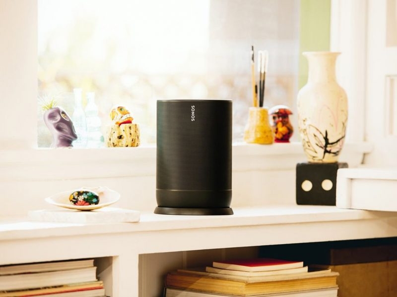 Loa sonos trên kệ bàn làm việc