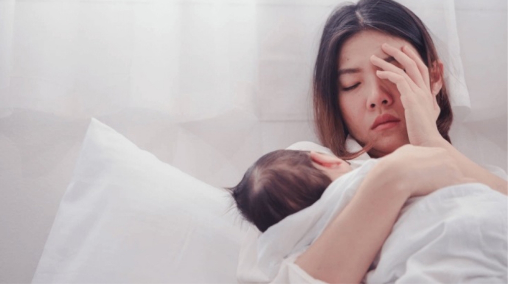 Stress, mất ngủ là nguyên nhân gây rụng tóc sau sinh