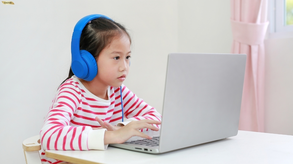 Trẻ thường xuyên sử dụng thiết bị điện tử