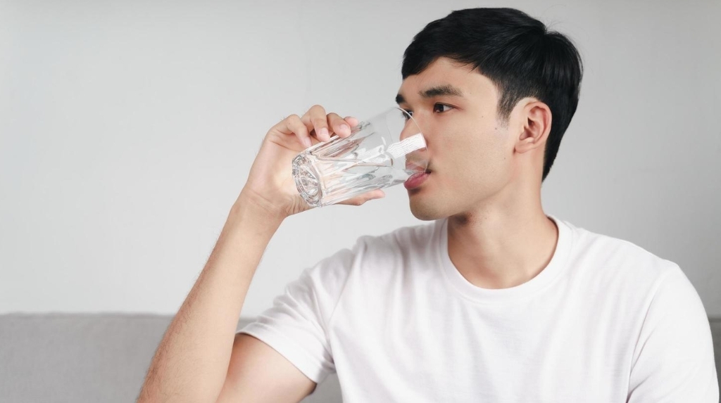 Uống sau bữa ăn và uống đủ nước mỗi ngày