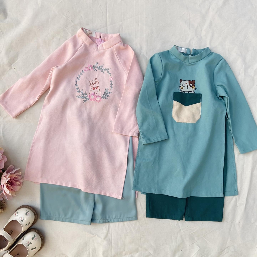 Áo dài bé trai xanh ngọc thêu hình mèo có túi kèm quần baggy vải linen mềm mại MamLa