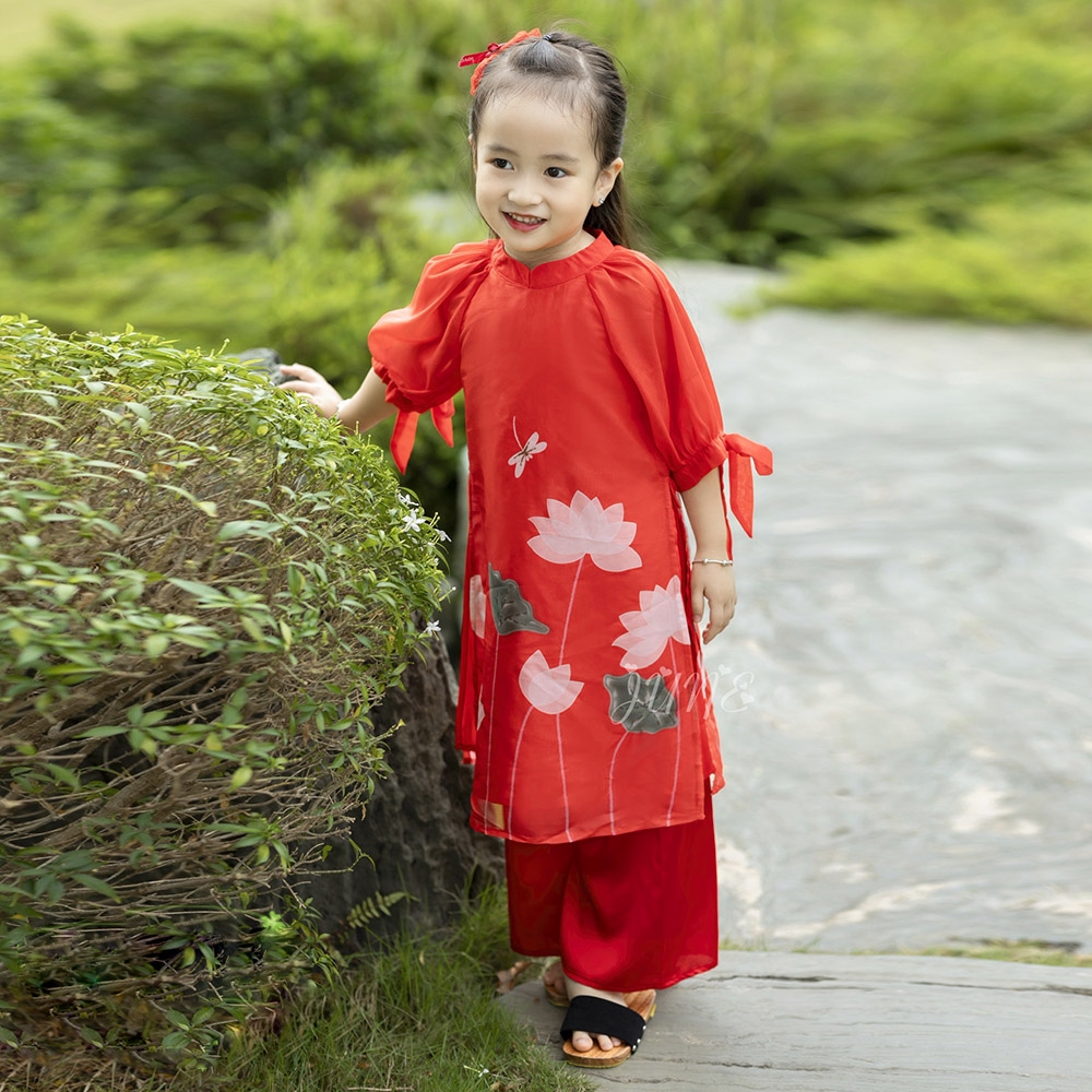 Áo dài bé gái truyền thống tay cách tân nhẹ hình hoa sen vải tơ ánh mềm mại phối quần lụa satin cực xinh MamLa