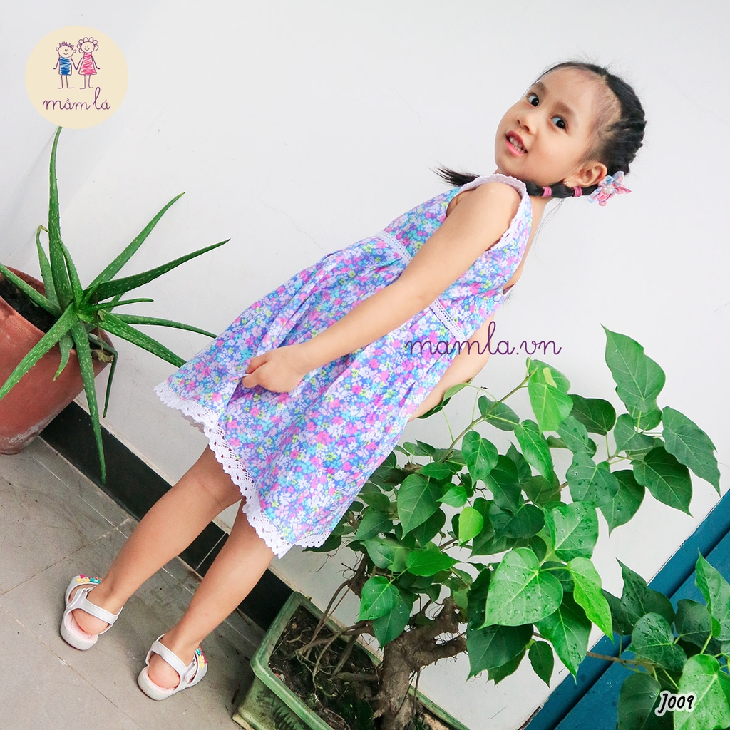 Đầm hoa nhí nền xanh dương viền ren đáng yêu cho bé gái