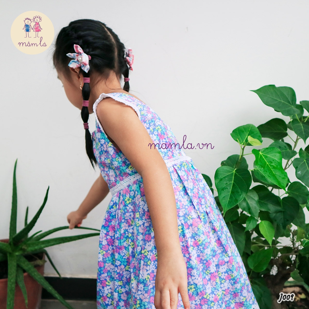 Đầm hoa nhí nền xanh dương viền ren đáng yêu cho bé gái