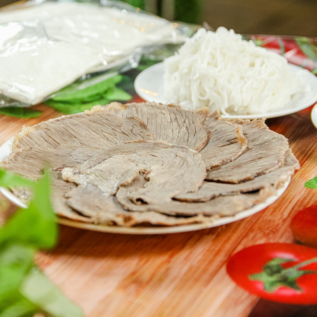 Bắp Bò Luộc Cuốn Bánh Tráng Phơi Sương Và Rau Rừng