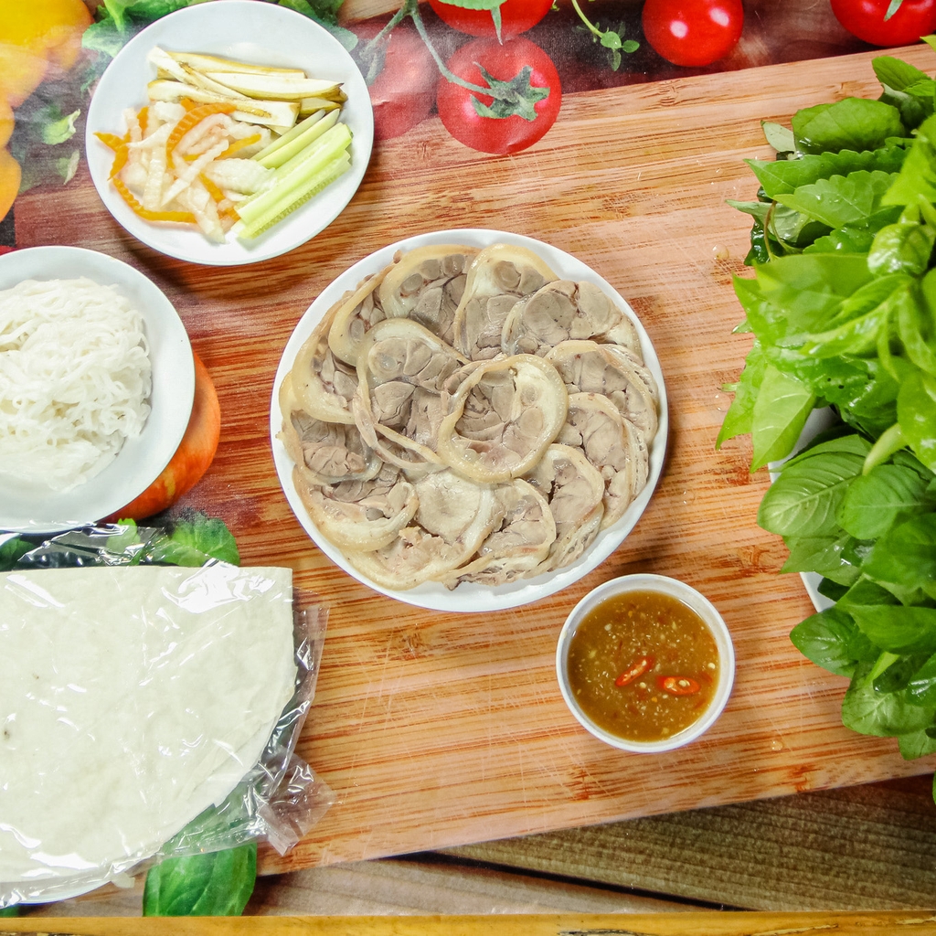 Bắp Heo Luộc Cuốn Bánh Tráng Phơi Sương Và Rau Rừng