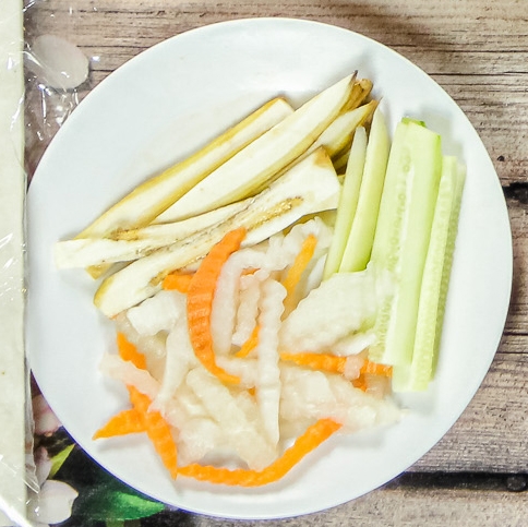 Mắm Tép Đu Đủ Cuốn Bánh Tráng Phơi Sương Và Rau Rừng