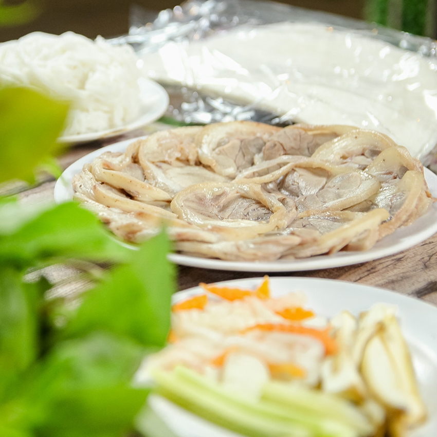 Bắp Heo Và Bắp Bò Cuốn Bánh Tráng Phơi Sương Và Rau Rừng