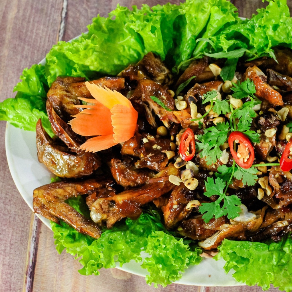 Gà Quay Me + Bánh bao chiên